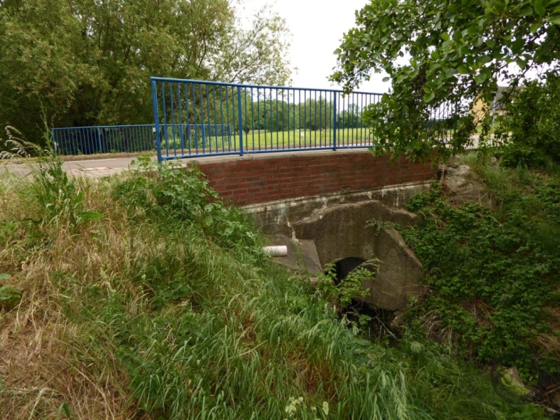 Brücke in der Wallendorfer Straße über den Pissener Graben in Schladebach (Stadt Leuna) im Saalekreis