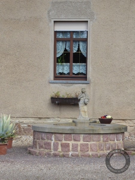 Brunnen vor der katholischen Kirche (Am Alten Bahnhof) in Gröbers (Kabelskertal) im Saalekreis