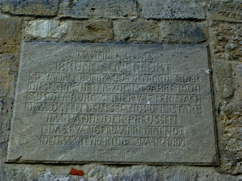 Gedenktafel für den heiligen Brun von Querfurt an der Querfurter Burgkirche im Saalekreis
