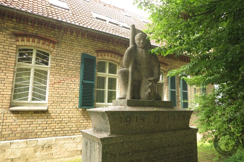 Kriegerdenkmal (Erster Weltkrieg) am Friedensplatz in Barnstädt (Weida-Land) im Saalekreis