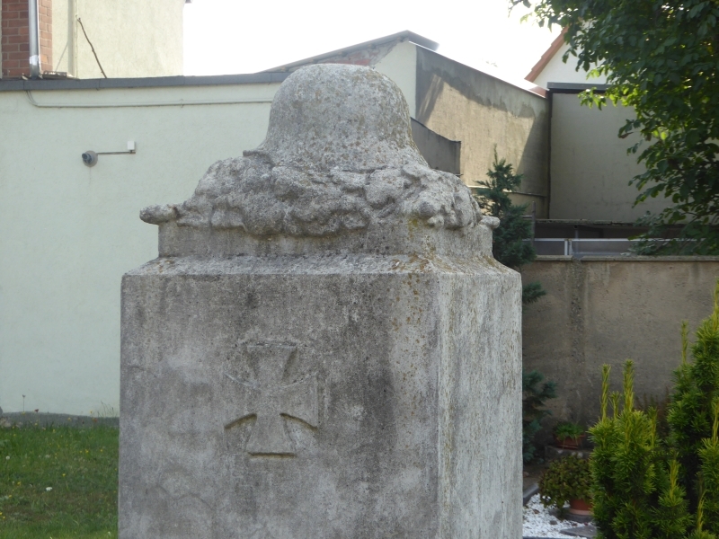 Kriegerdenkmal (Erster Weltkrieg) auf dem Friedhof in der Ammendorfer Straße in Oberthau (Schkopau) im Saalekreis
