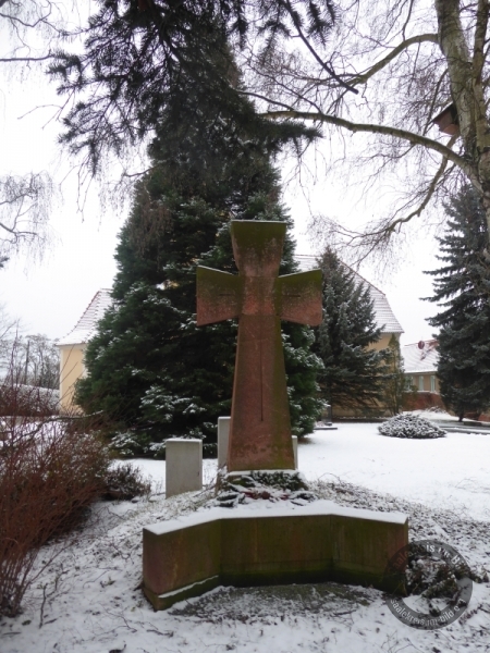 Kriegerdenkmal (Erster Weltkrieg) auf dem Friedhof in Röglitz (Schkopau) im Saalekreis