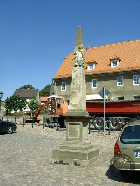 Postmeilensäule auf dem Markt in Landsberg im Saalekreis