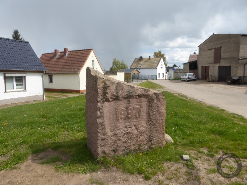 Gedenkstein für den Straßenbau an der Mündung des Mittelwegs in Schlettau bei Löbejün im Saalekreis