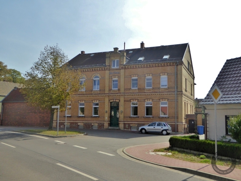 Gasthaus an der Abzweigung der Kirchstraße von der Ammendorfer Straße Oberthau (Schkopau) im Saalekreis
