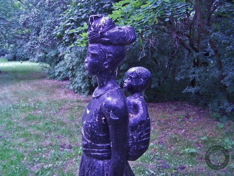 Plastik "Afrikanerin mit Kind" von Gerhard Geyer in Leuna-Rössen im Saalekreis
