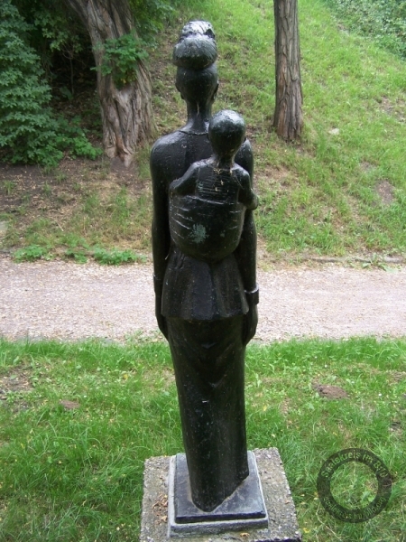 Plastik "Afrikanerin mit Kind" von Gerhard Geyer in Leuna-Rössen im Saalekreis