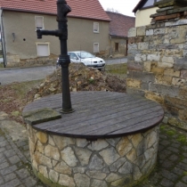 Dorfbrunnen an der Ecke Schulstraße in Göhrendorf im Saalekreis