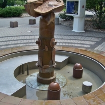 Keramikbrunnen vor den Leunawerken (Infra) im Saalekreis