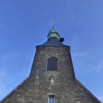Eingemauertes Steinkreuz an der Kirche in Kollenbey im Saalekreis