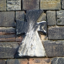 Eingemauertes Sühnkreuz an der Kirche in Kollenbey im Saalekreis