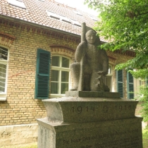 Kriegerdenkmal (Erster Weltkrieg) am Friedensplatz in Barnstädt (Weida-Land) im Saalekreis