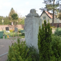 Kriegerdenkmal (Erster Weltkrieg) auf dem Friedhof in der Ammendorfer Straße in Oberthau (Schkopau) im Saalekreis