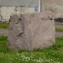 Gedenkstein für den Straßenbau in der Gottgauer Straße in Schlettau bei Löbejün im Saalekreis
