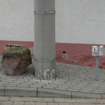 Rest einer Ganzmeilensäule in Göhren (Zweimen; Stadt Leuna) im Saalekreis