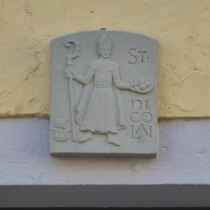 Relief am Pfarrhaus in der Könnernschen Straße in Wettin im Saalekreis