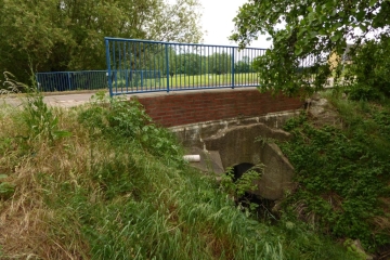 Brücke in der Wallendorfer Straße über den Pissener Graben in Schladebach (Stadt Leuna) im Saalekreis