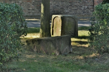 Das alte Denkmal für die Deutschen Einigungskriege in der Mittelstraße in Lochau (Schkopau) im Saalekreis