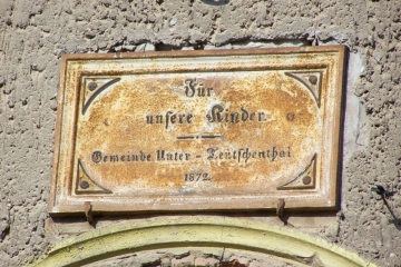 Inschrifttafel an der Alten Schule in der Karl-John-Straße in Teutschenthal im Saalekreis