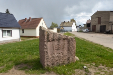Gedenkstein für den Straßenbau an der Mündung des Mittelwegs in Schlettau bei Löbejün im Saalekreis