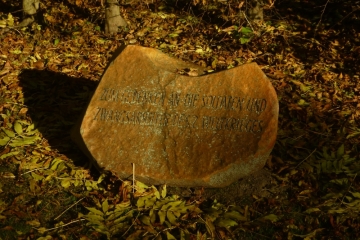 Gedenkstein (Zweiter Weltkrieg) auf dem Friedhof in Querfurt im Saalekreis