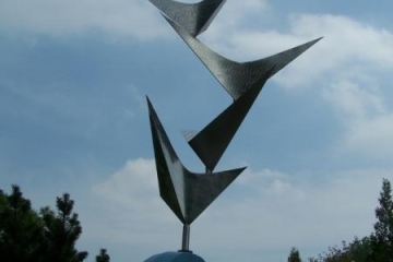 Stahlskulptur "Triumph der Wissenschaft" von Heinz Beberniß im Park vor dem Haupttor der Leunwa-Werke
